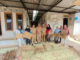 KUNJUNGAN WAKIL BUPATI KE SENTRA PENGERAJIN PLANJAN